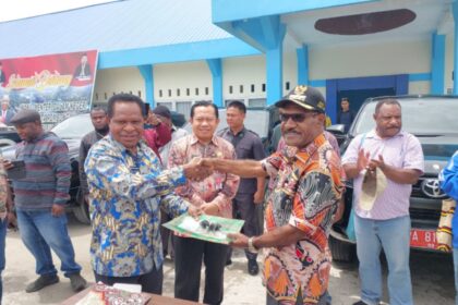 Pemda Lanny Jaya di pimpin oleh Pj Bupati Lanny Jaya Petrus Wakerkwa serahkan hibah empat mobil ke Pemprov Papua Pegunungan - Dok